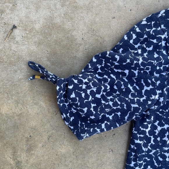 Micheal Kors blue Floral Top with Fluttered Sleeves Blue White Small - Picture 4 of 5